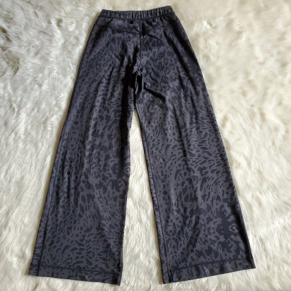 Lululemon Forward Fold Leopard Wide Leg Pants Size 2 - Picture 5 of 15